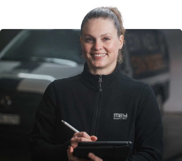 Bau- und Projektleiterin mit Tablet bei Mey Schadenservice