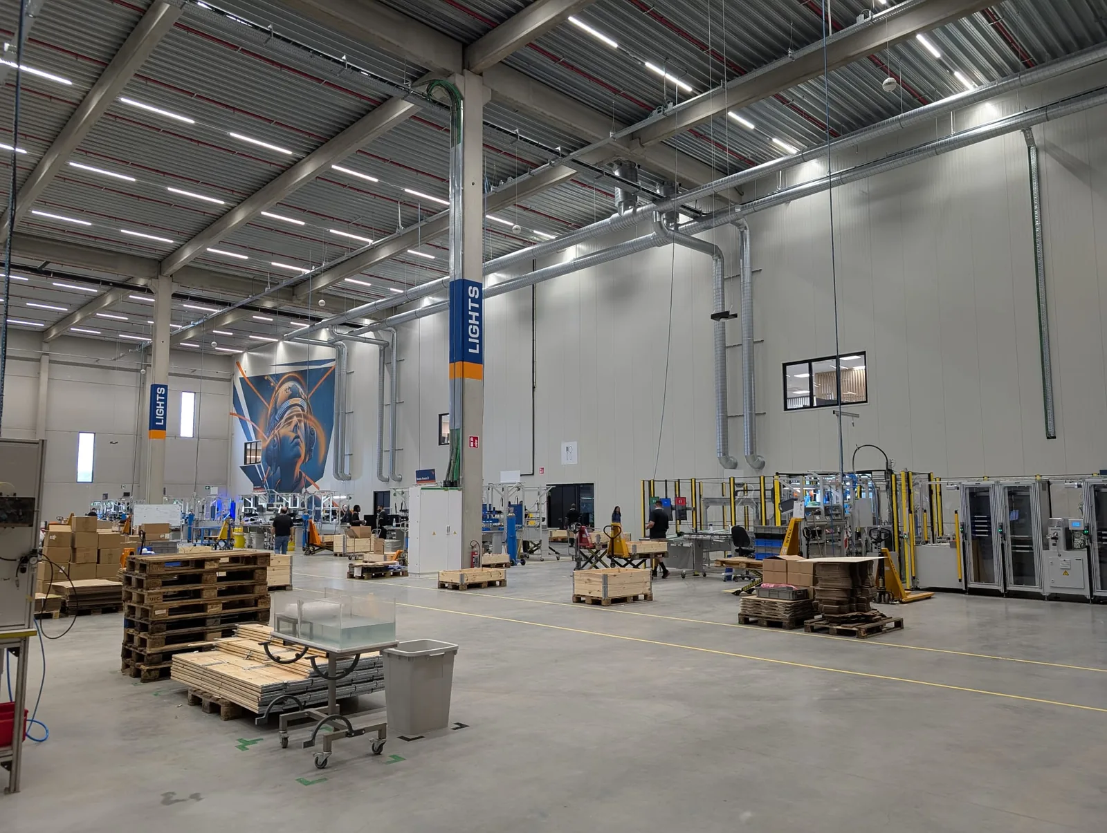 Magazijn van ADB Safegate in Machelen, elektrische installatie door Van Vooren