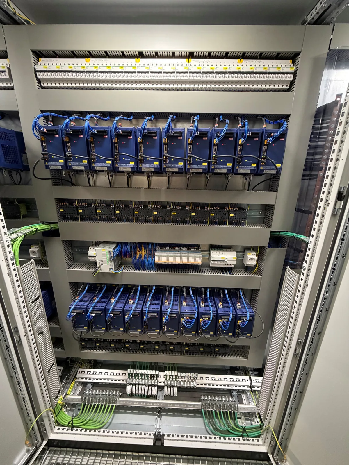 Nieuw stuurbord met PLC en frequentieregelaars door Van Vooren