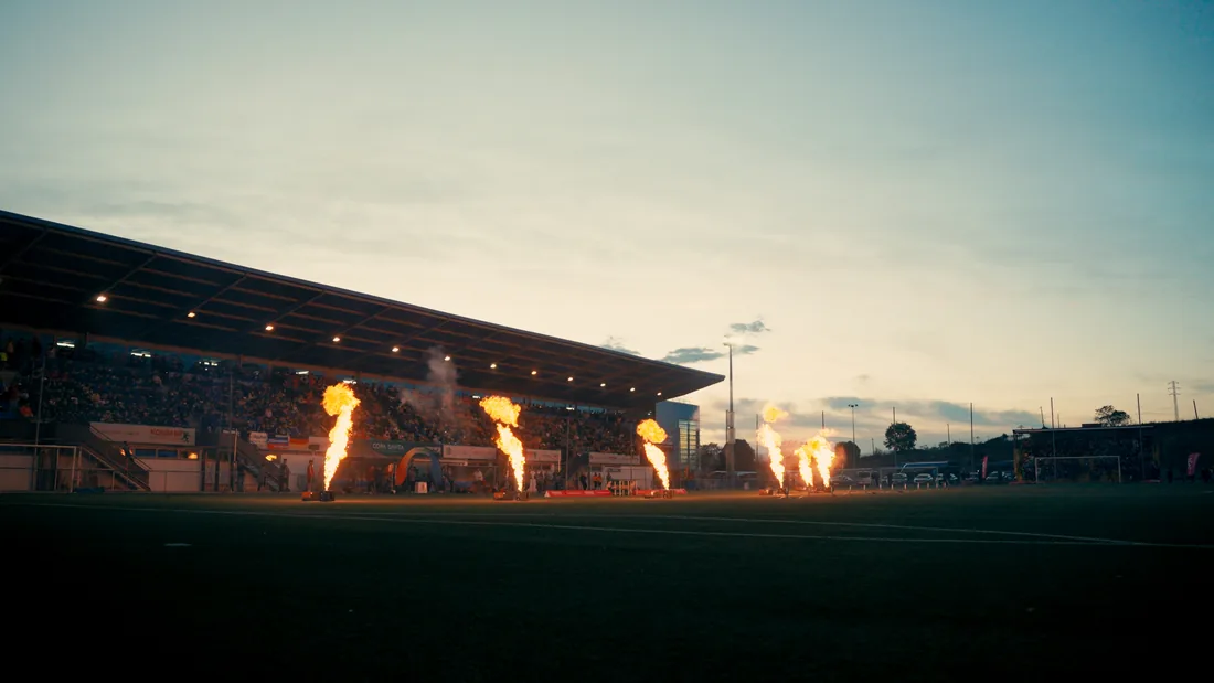 Flammenprojektoren bei der Stadion-Eröffnung in der Dämmerung