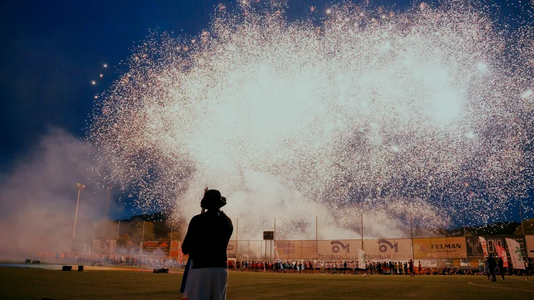 Silberfeuerwerk über der Tribüne bei Nacht