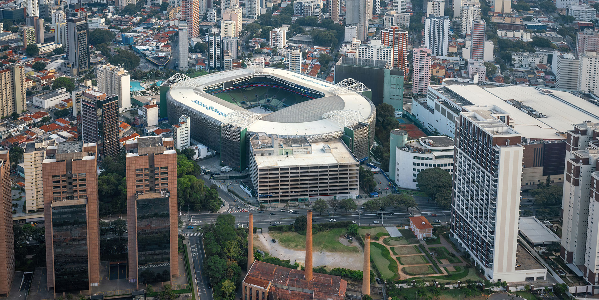 Vista aérea de Perdizes, em São Paulo, com o Allianz Parque ao centro