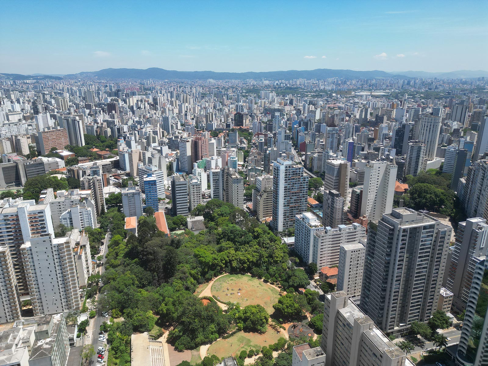Vista aérea da região da Consolação, em São Paulo, com o parque cercado de prédios