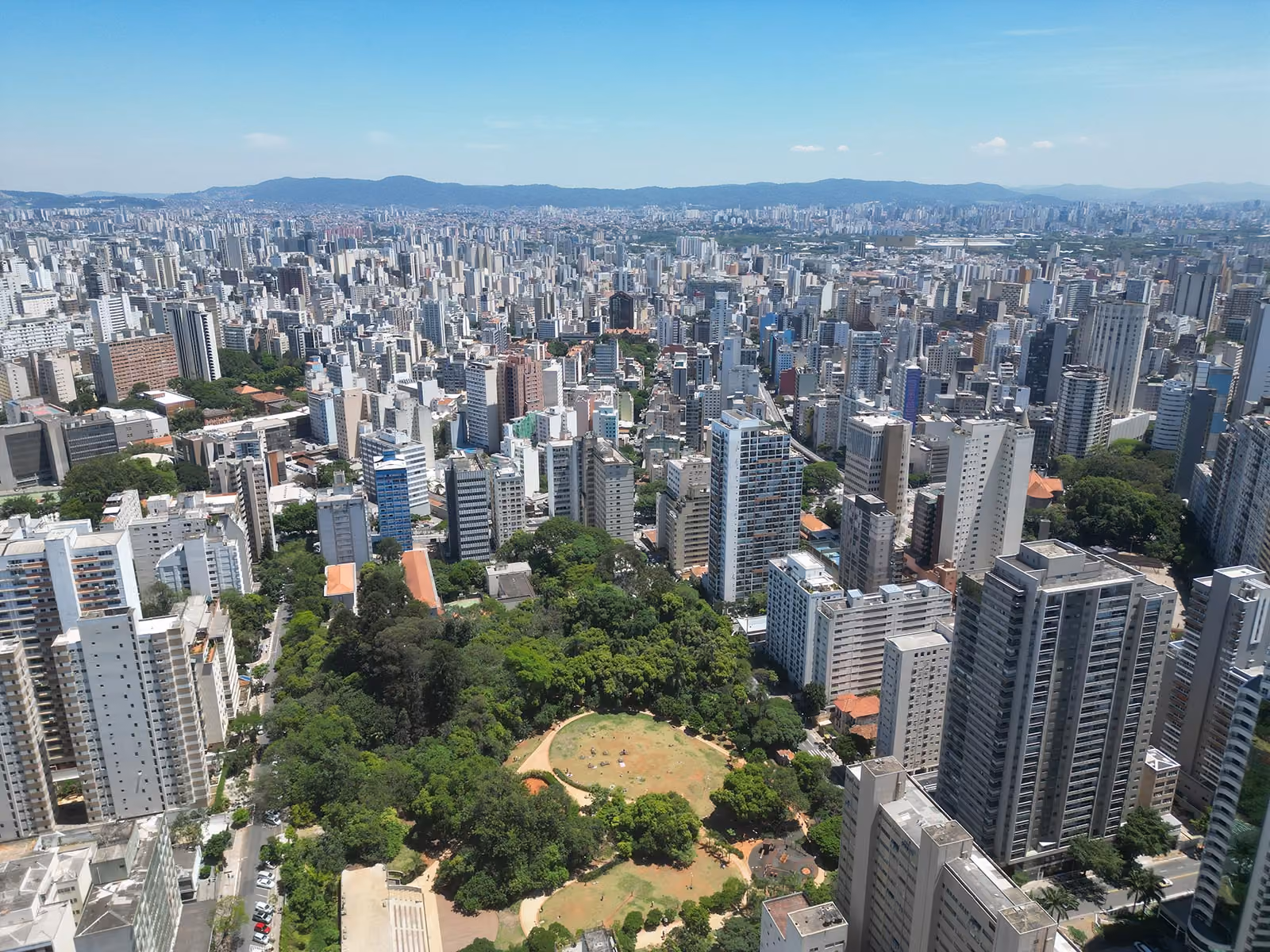 Vista aérea da região da Consolação, em São Paulo, com o parque cercado de prédios