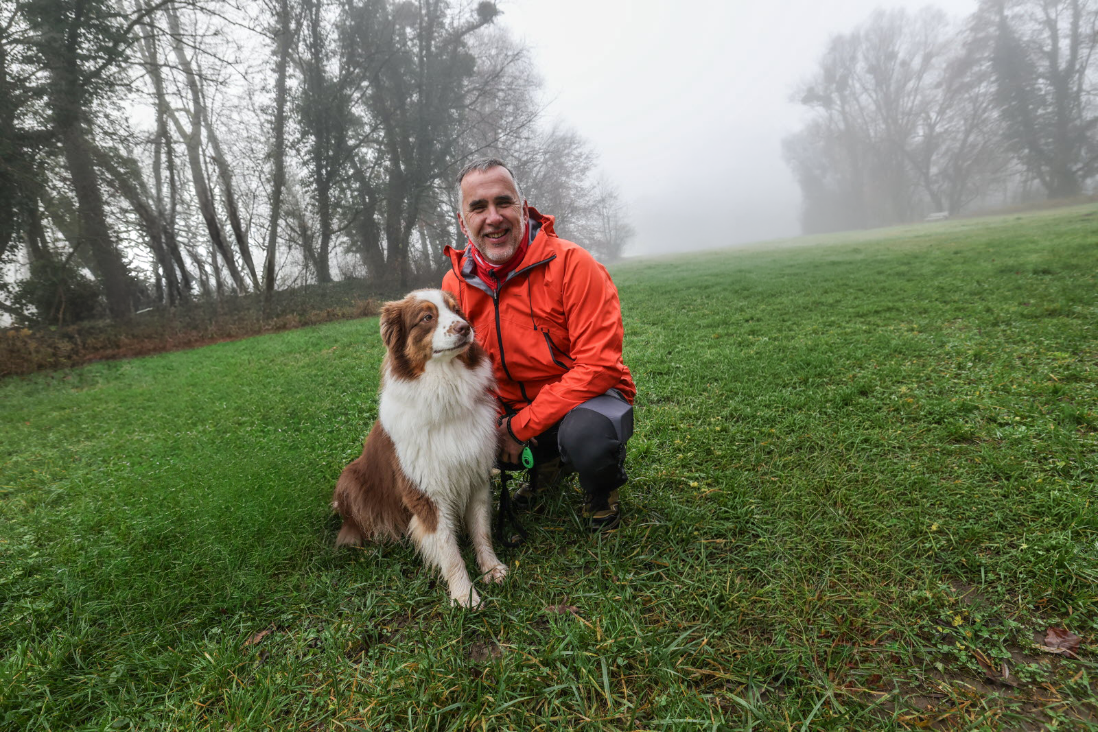 Jérôme, éducateur comportementaliste canin, lors d’une séance à domicile