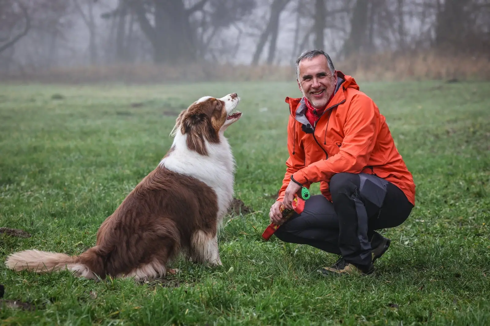 Jérôme, éducateur comportementaliste canin, et son chien Rookie en séance