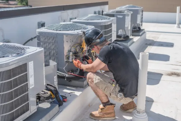 A tech fixing condenser on unit