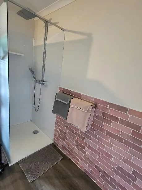 Regendouche in de open badkamer van kamer 3