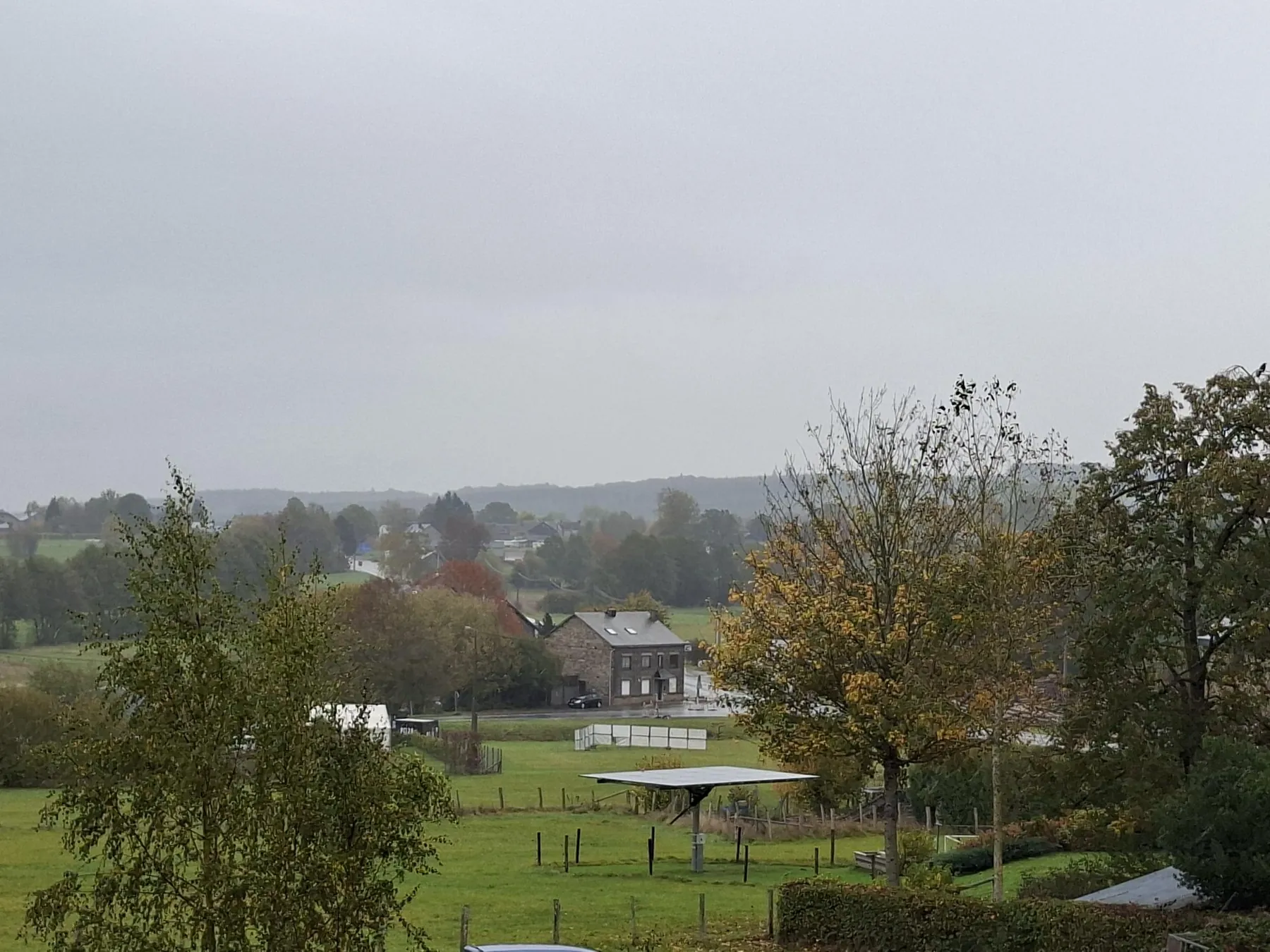 Uitzicht vanuit kamer 1 over de weides en de vallei rond Grandmenil