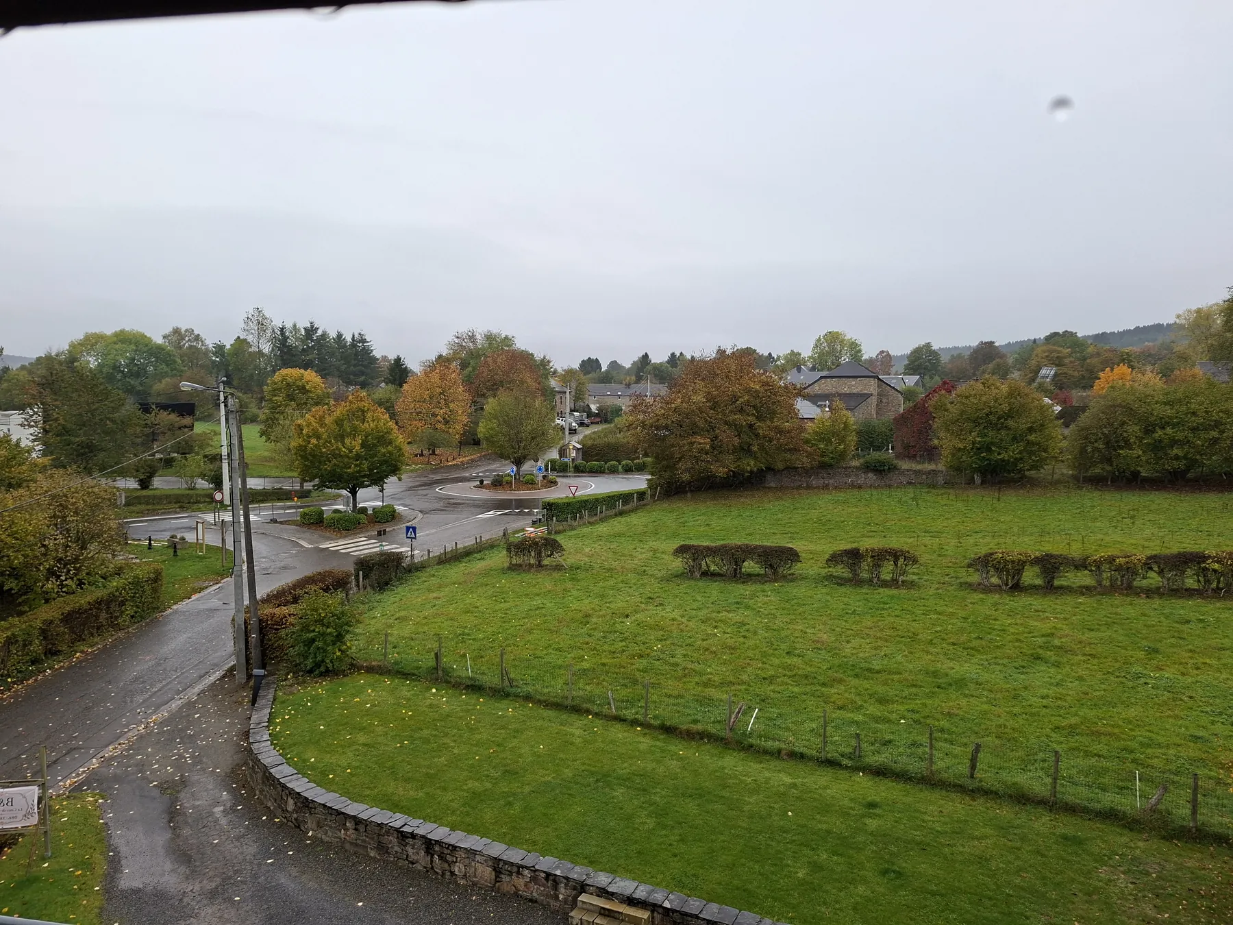 Zicht vanuit kamer 4 op het dorp Grandmenil