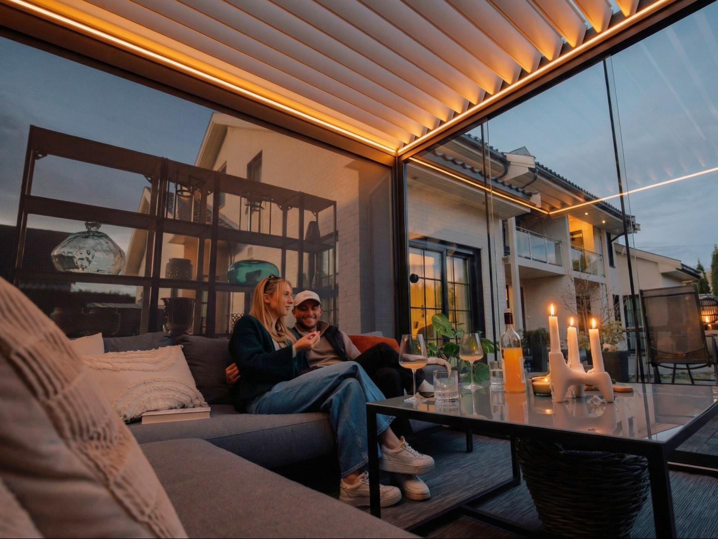 Pergola mit LED-Beleuchtung am Abend