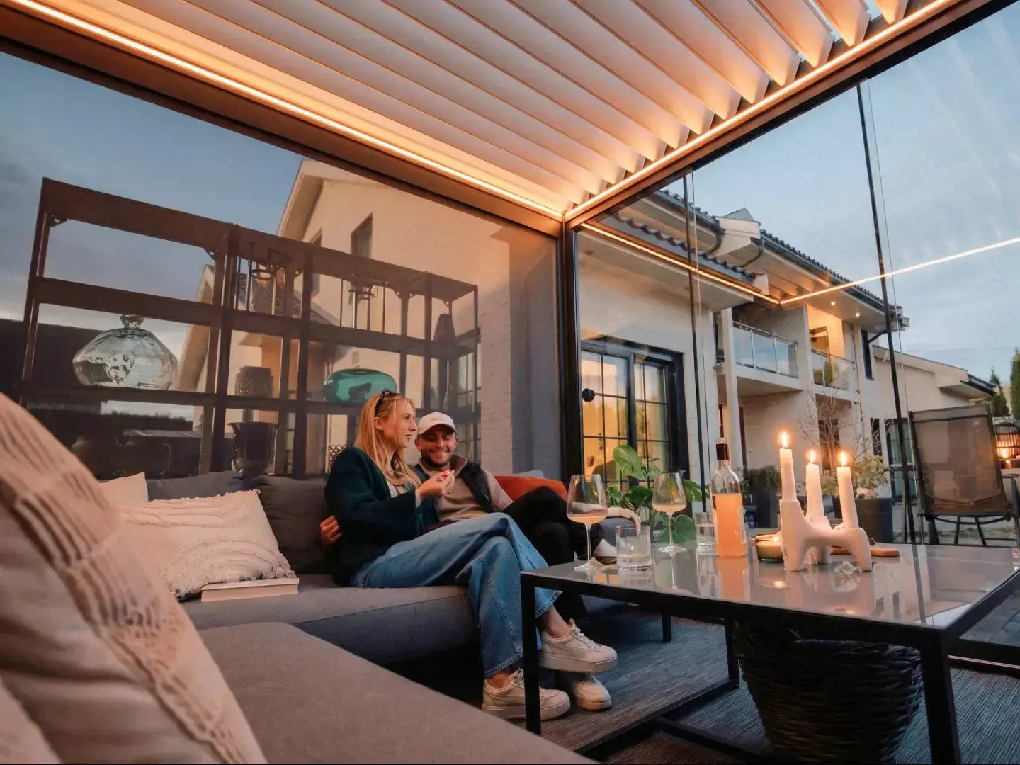 Freistehende Pergola mit Lamellendach auf einer Terrasse