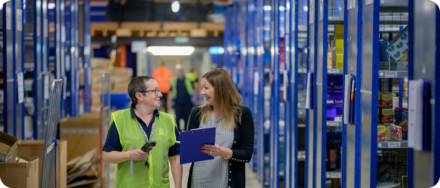 Equipo revisando inventario en el pasillo de un almacén