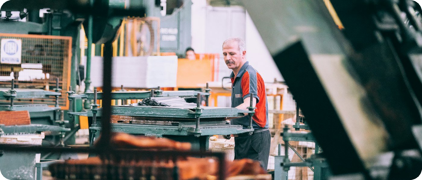 Operario trabajando en una línea de producción
