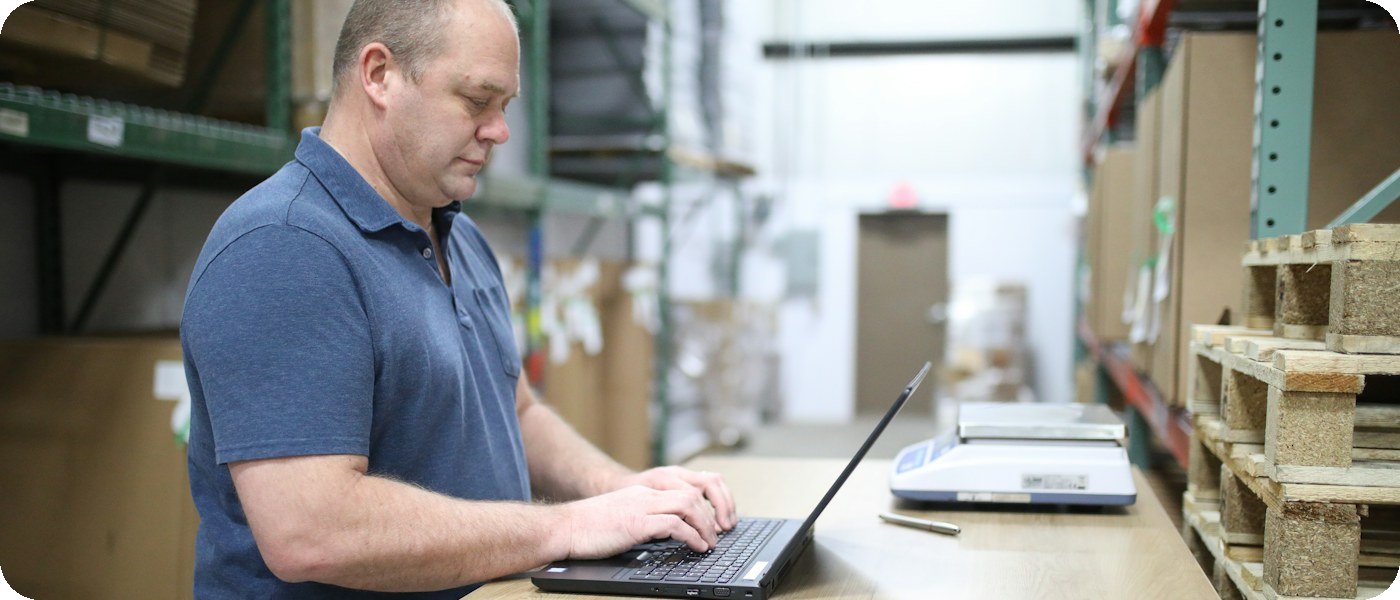 Responsable de almacén revisando operaciones en su laptop