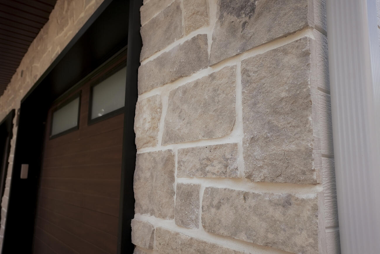 Natural stone veneer