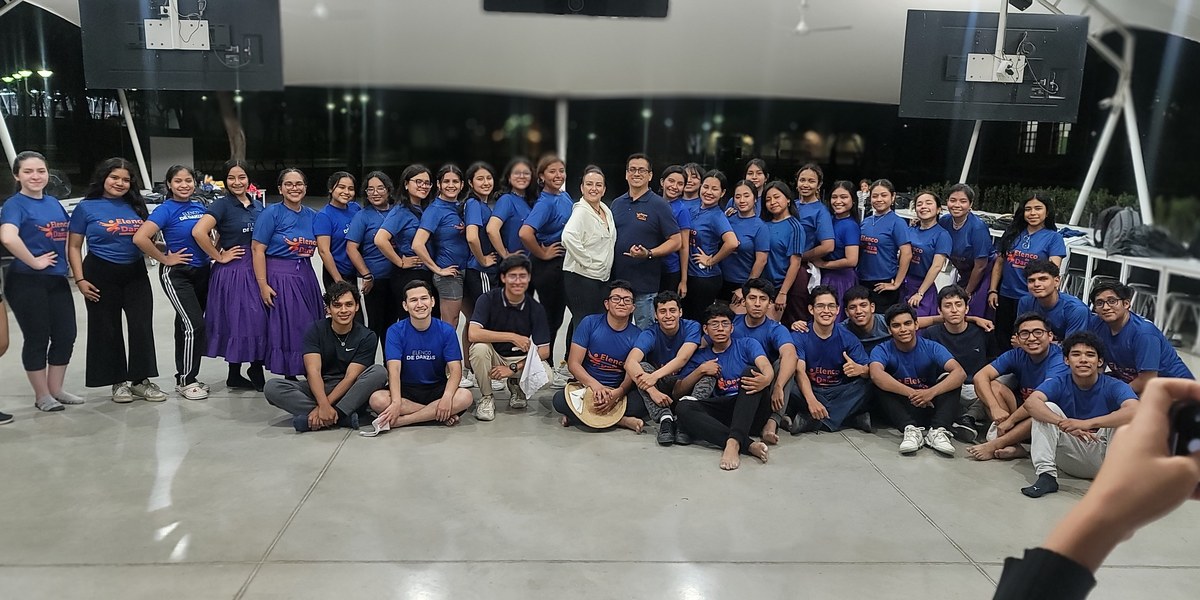 Cynthia Paniagua with students after a university master class