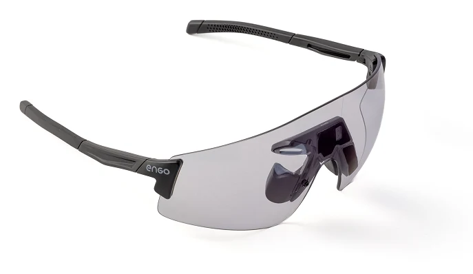 ENGO 3 Cyclist glasses seen from the side on white, a rimless wraparound sports lens in a dark photochromic tint with a small display module mounted behind the right side of the lens