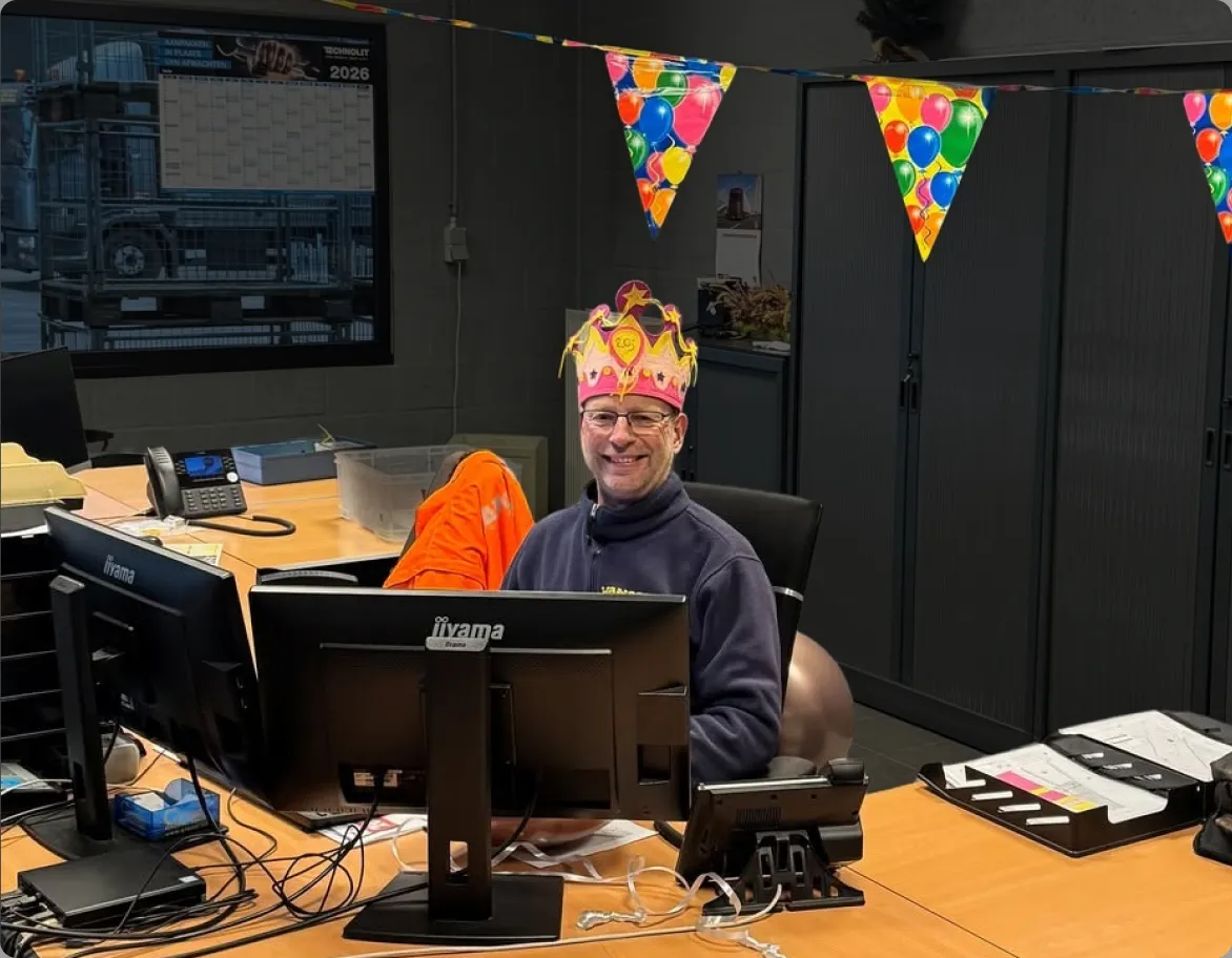 Collega aan het werk op kantoor