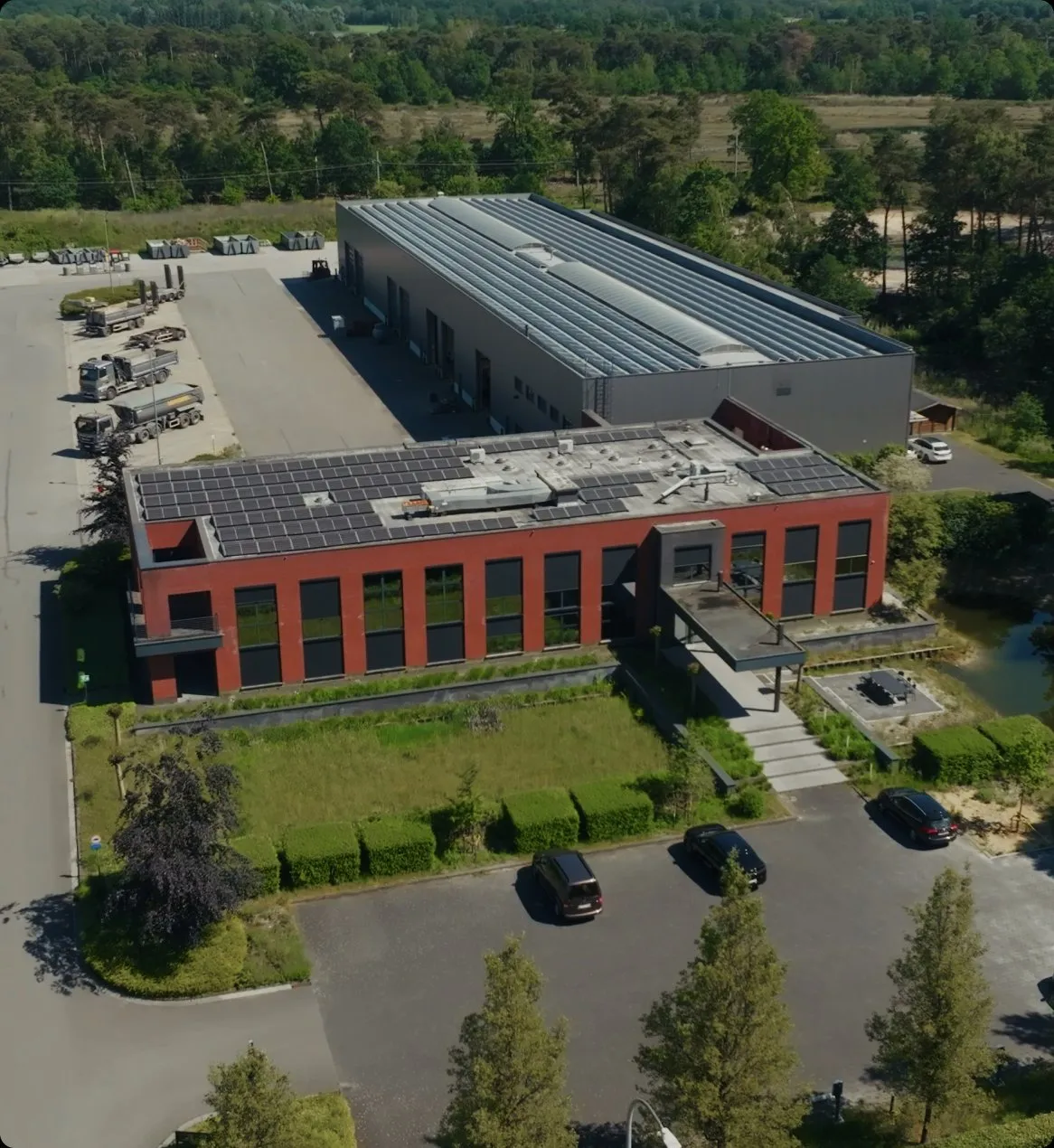 Luchtfoto van het hoofdkantoor van Vangeel Wegenbouw