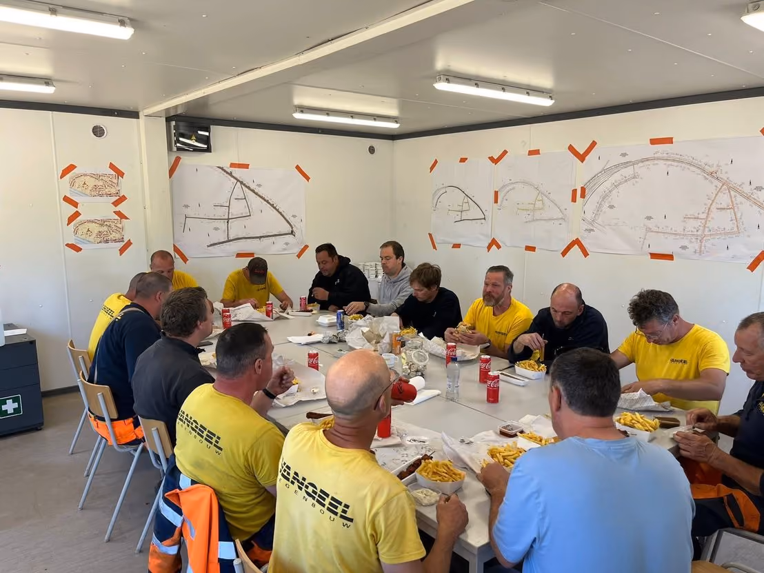 Het Vangeel-team samen aan tafel tijdens een personeelsmoment