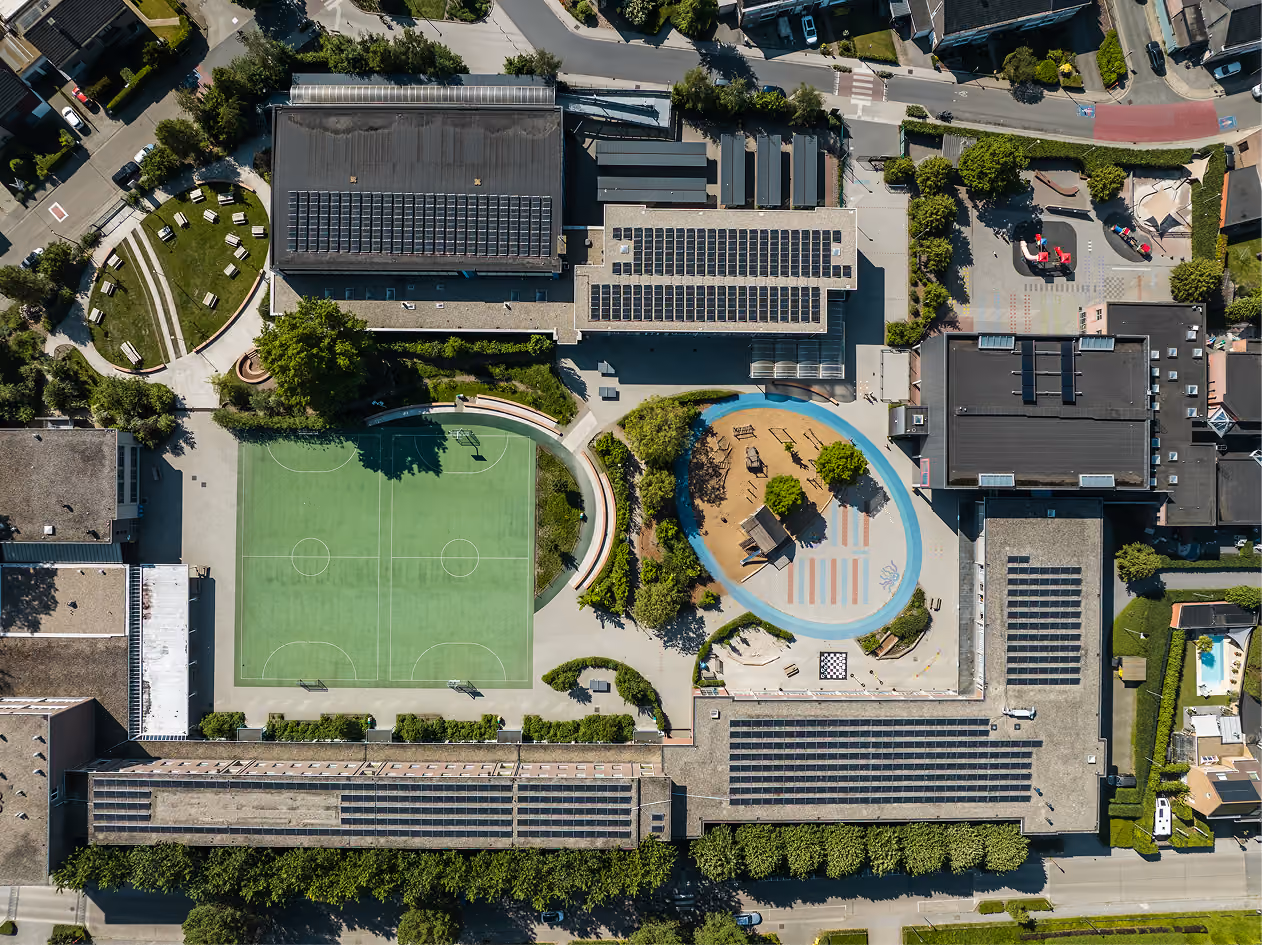 Luchtfoto van de klimaatbestendige speelplaats van het Sint-Pietersinstituut