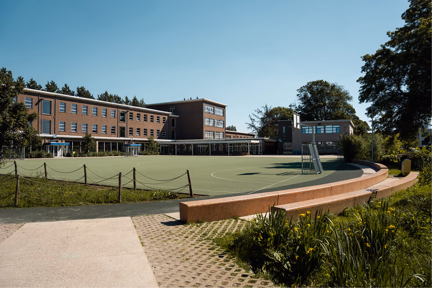 Sportveld en groenzones op de speelplaats van het Sint-Pietersinstituut