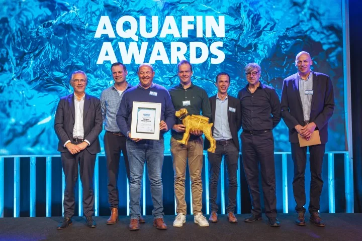 Het team van Vangeel wegenbouw ontvangt de Aquafin Award 2024 op het podium