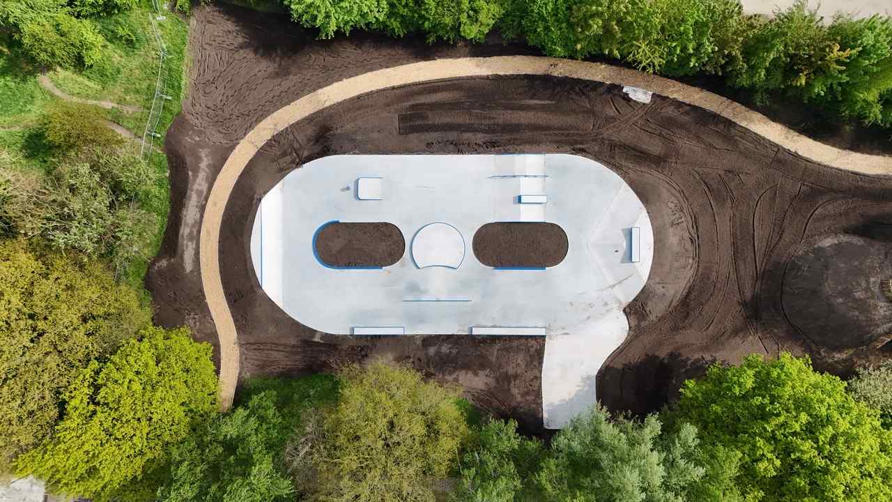 Luchtfoto van het betonnen skatepark in het groen in Turnhout