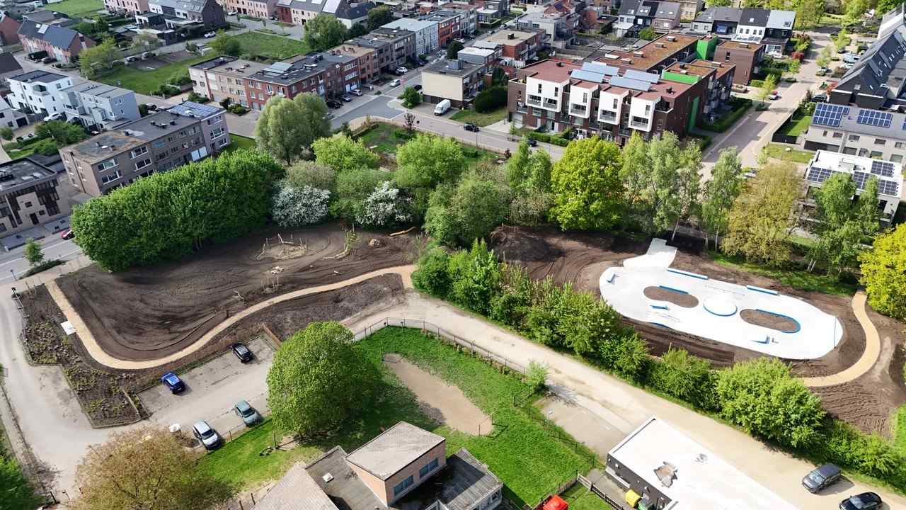 Luchtfoto van het skatepark en de omliggende woonwijk