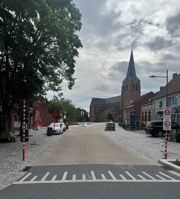 Vernieuwde dorpsstraat met zicht op de kerktoren van Kalmthout