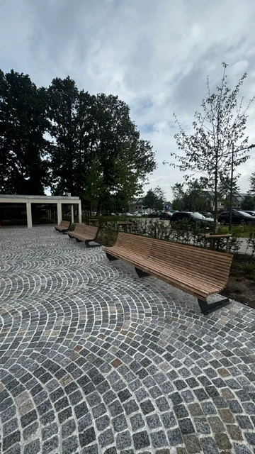 Houten zitbank op het heraangelegde kasseiplein in Kalmthout