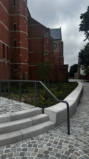 Nieuwe trappartij met leuning naast de kerk van Kalmthout