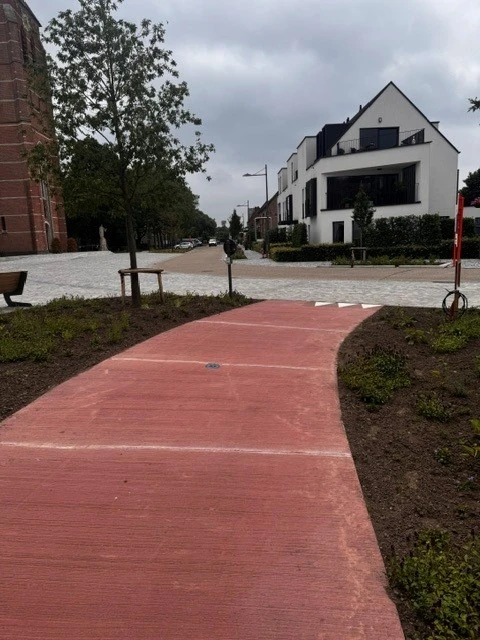 Nieuw rood fietspad langs de dorpskern van Kalmthout