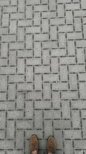 Detail van de waterdoorlatende bestrating op het plein