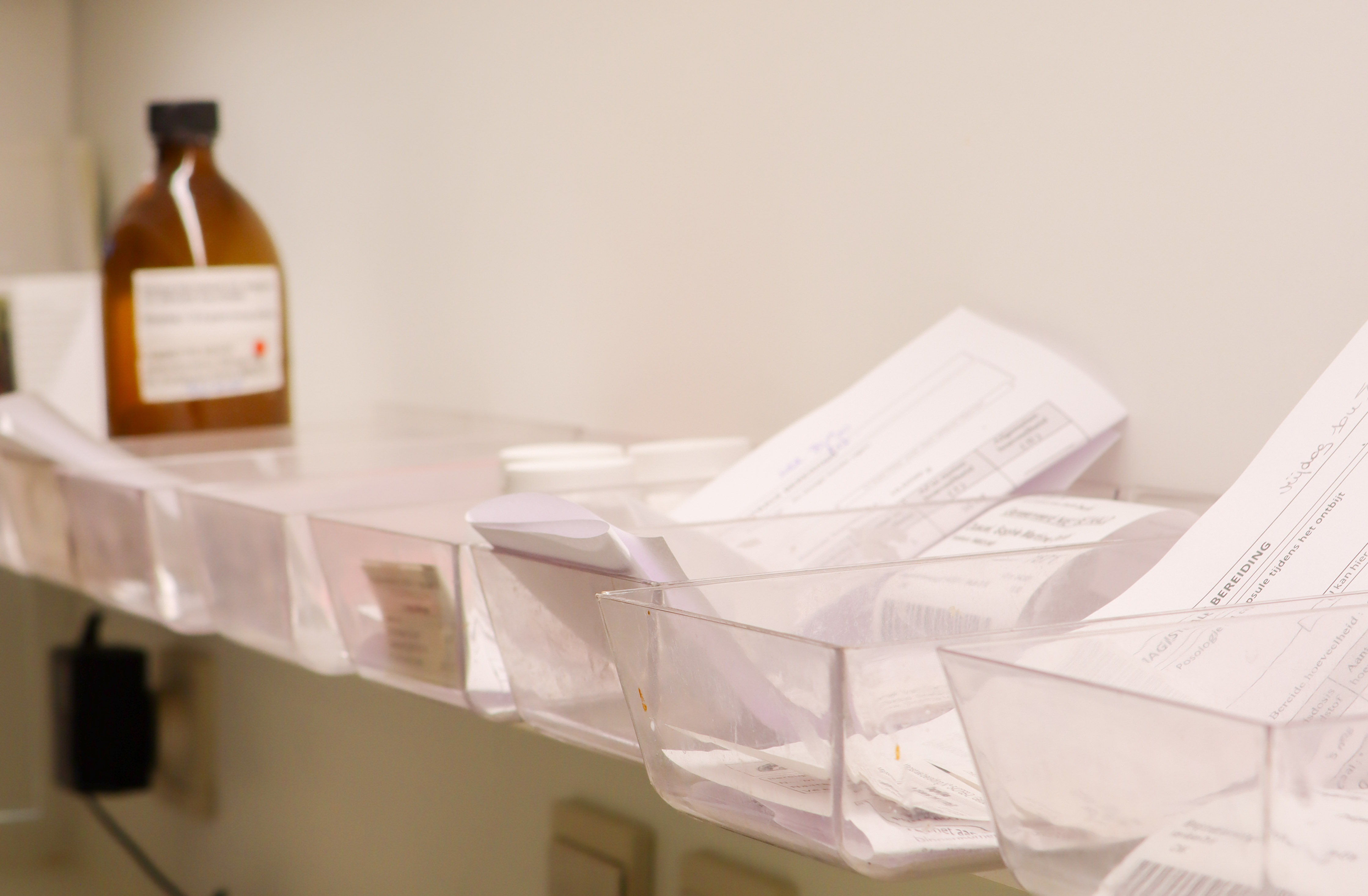 Klaargezette medicatie en documenten bij Apotheek Van Damme