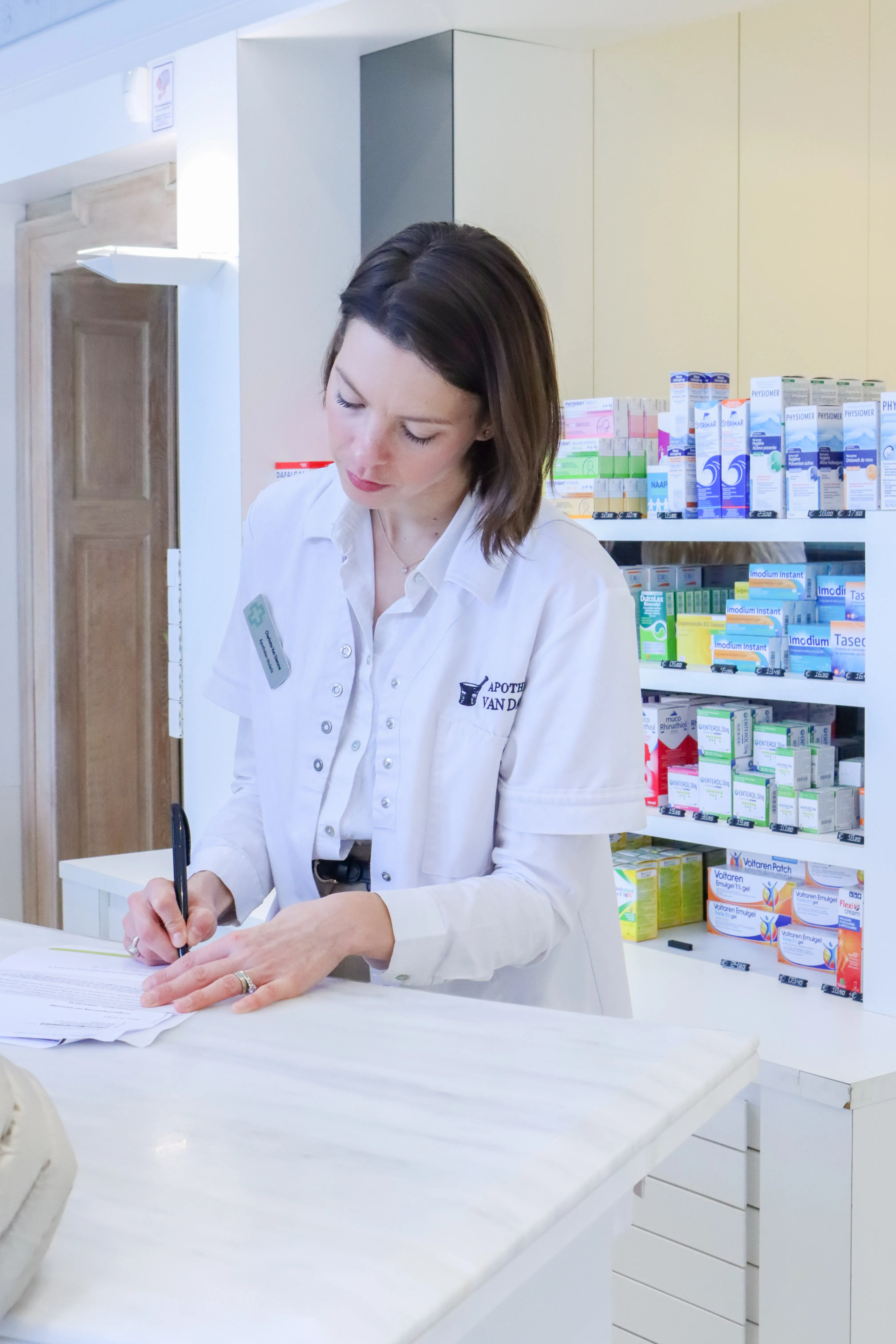 Apotheker bereidt medicatie zorgvuldig voor bij Apotheek Van Damme