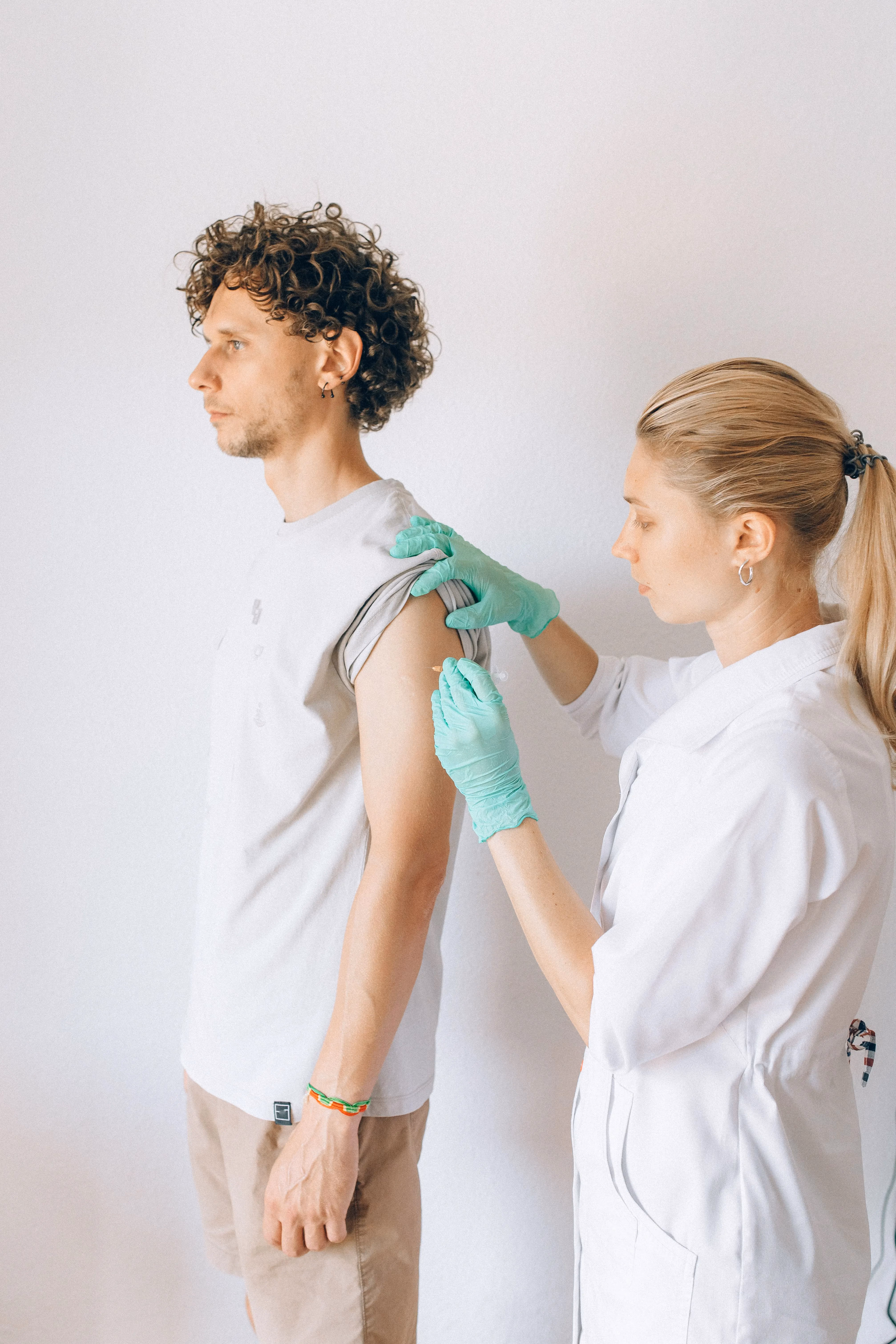 Zorgverlener dient een vaccin toe bij een patiënt