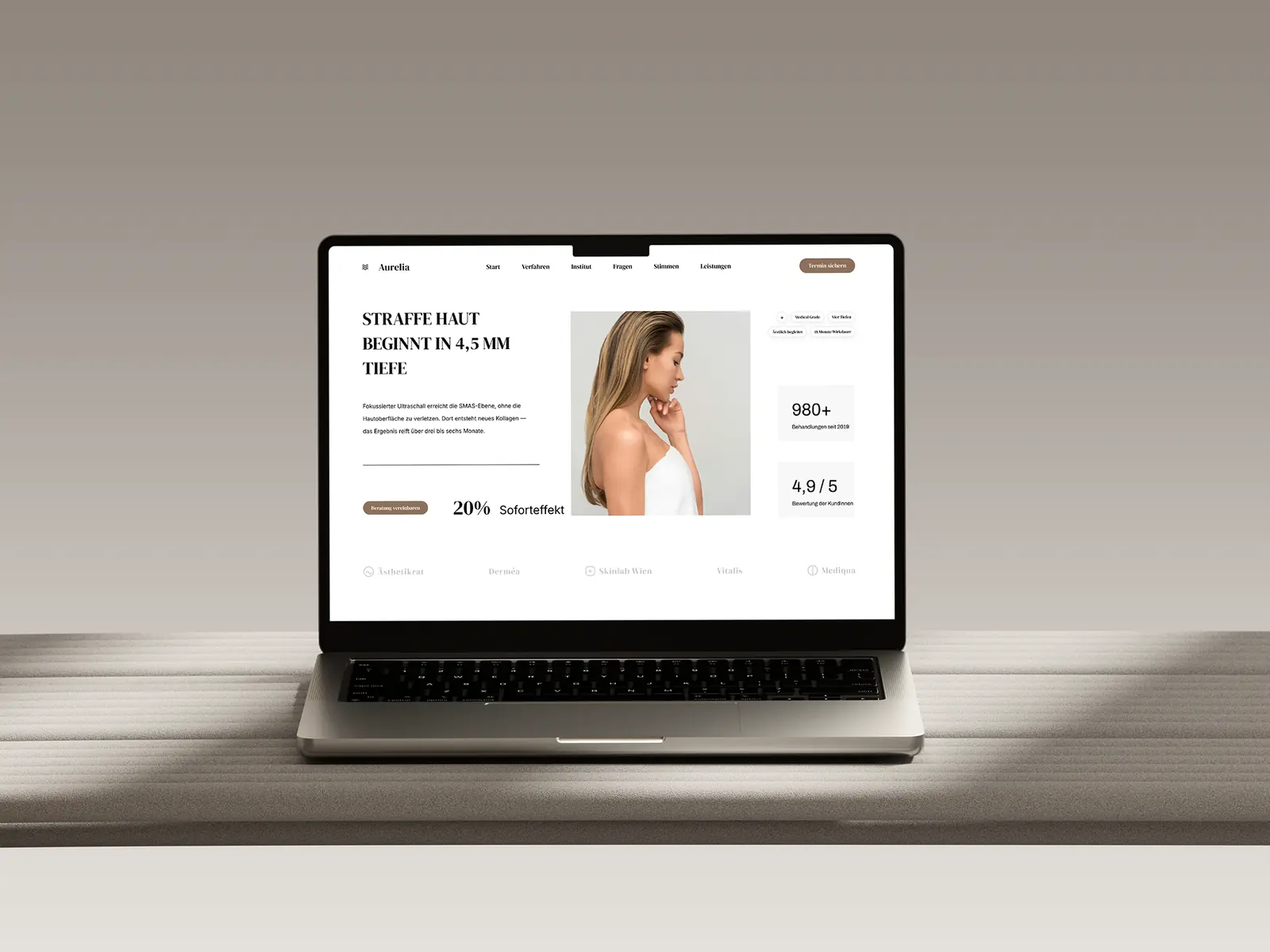 Musterseite in der Stilwelt Clinical Luxury: weiße Website einer ästhetischen Klinik mit strengem Raster und Kennzahlen, gebaut von KROND