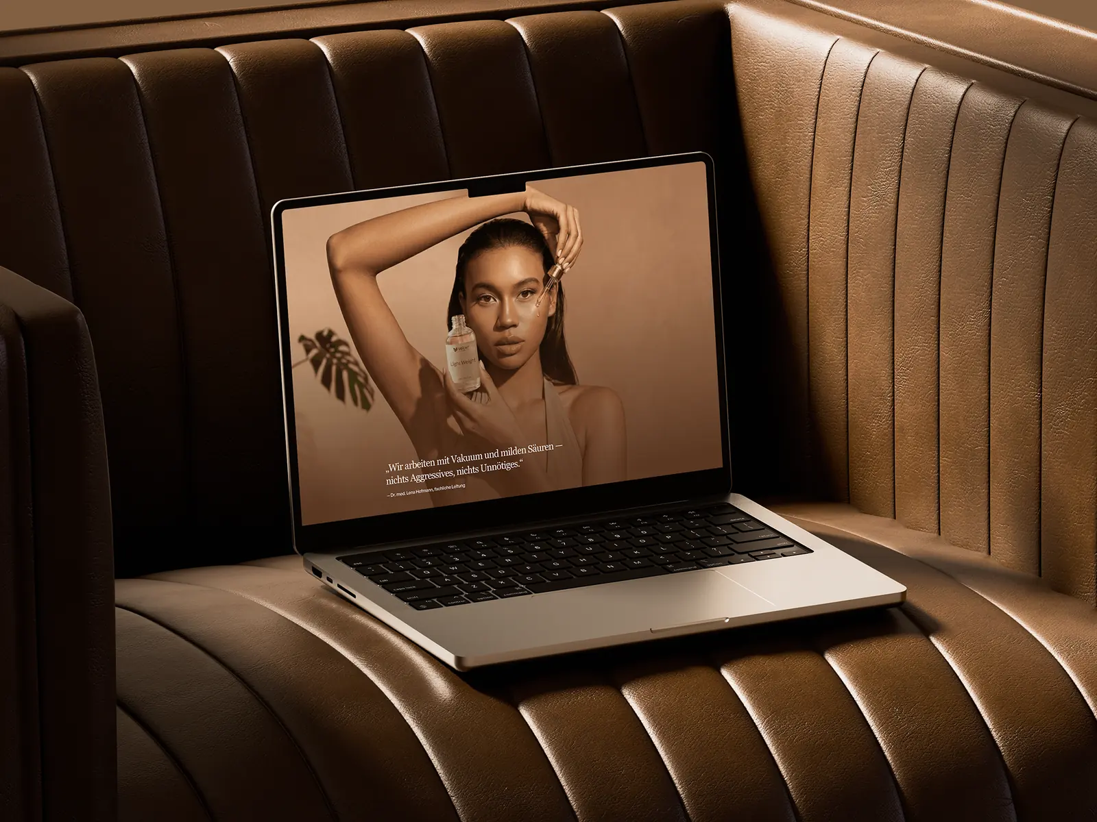 Musterseite in der Stilwelt Quiet Luxury: Beauty-Website in Creme und Braun mit großen cinematischen Fotos, gebaut von KROND