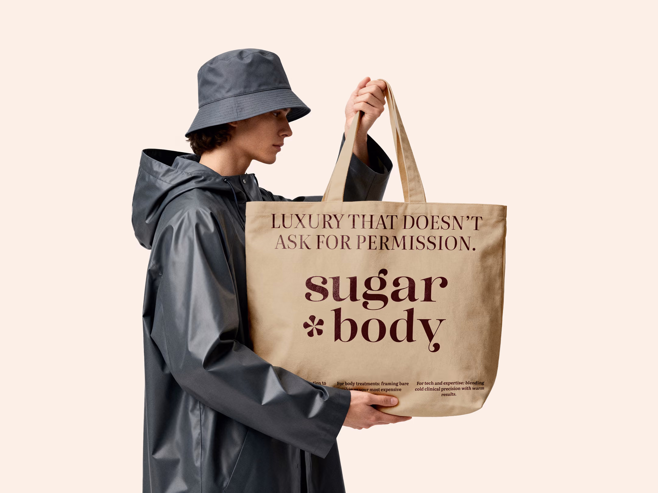 Stofftasche aus Naturbaumwolle mit dem Kernsatz und der Wortmarke von Sugar Body in Aubergine