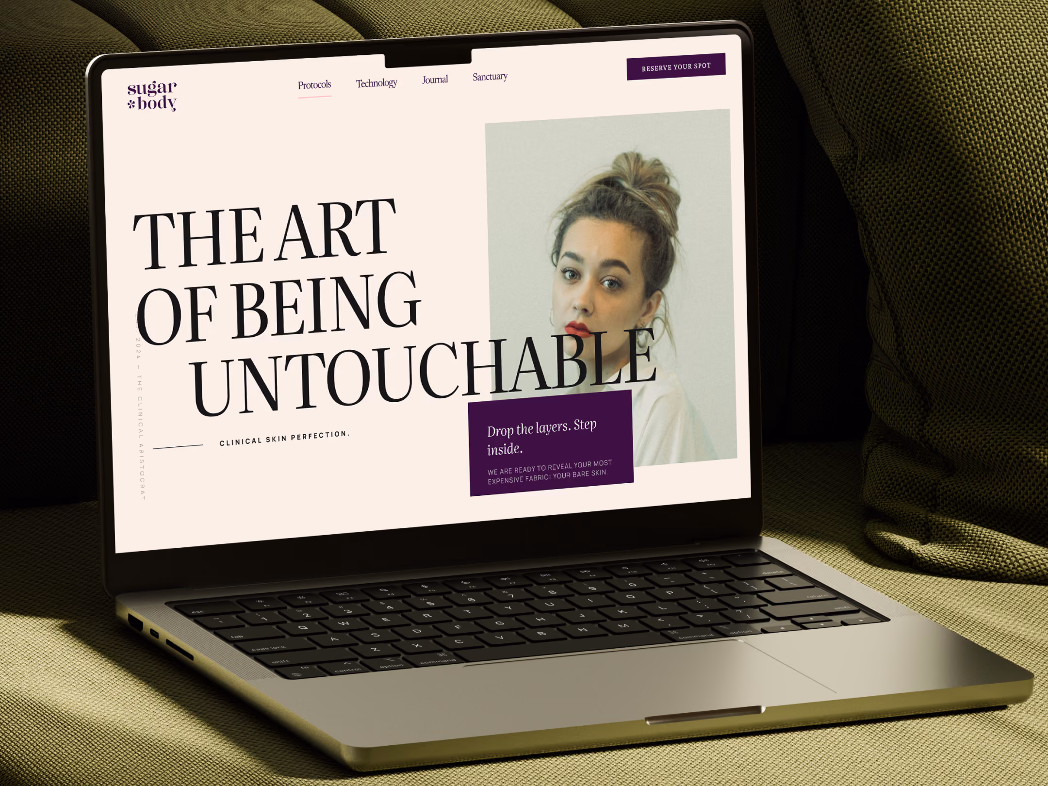 Startseite der Website von Sugar Body auf einem Laptop, mit Kernsatz als Überschrift und Schaltfläche zur Terminbuchung