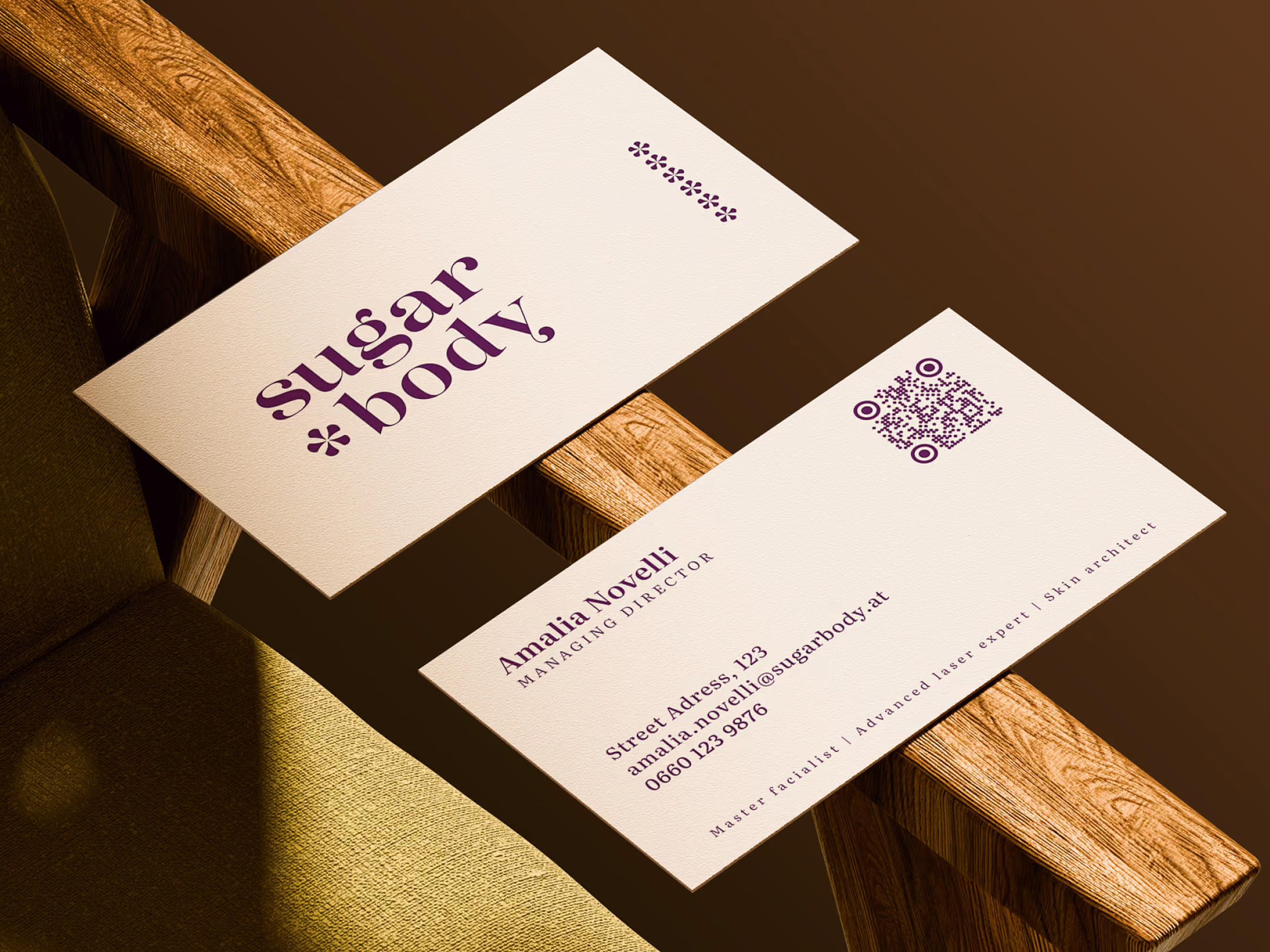 Visitenkarte für Sugar Body: Vorderseite mit Wortmarke, Rückseite mit Kontaktzeilen und QR-Code auf Naturkarton in Elfenbein