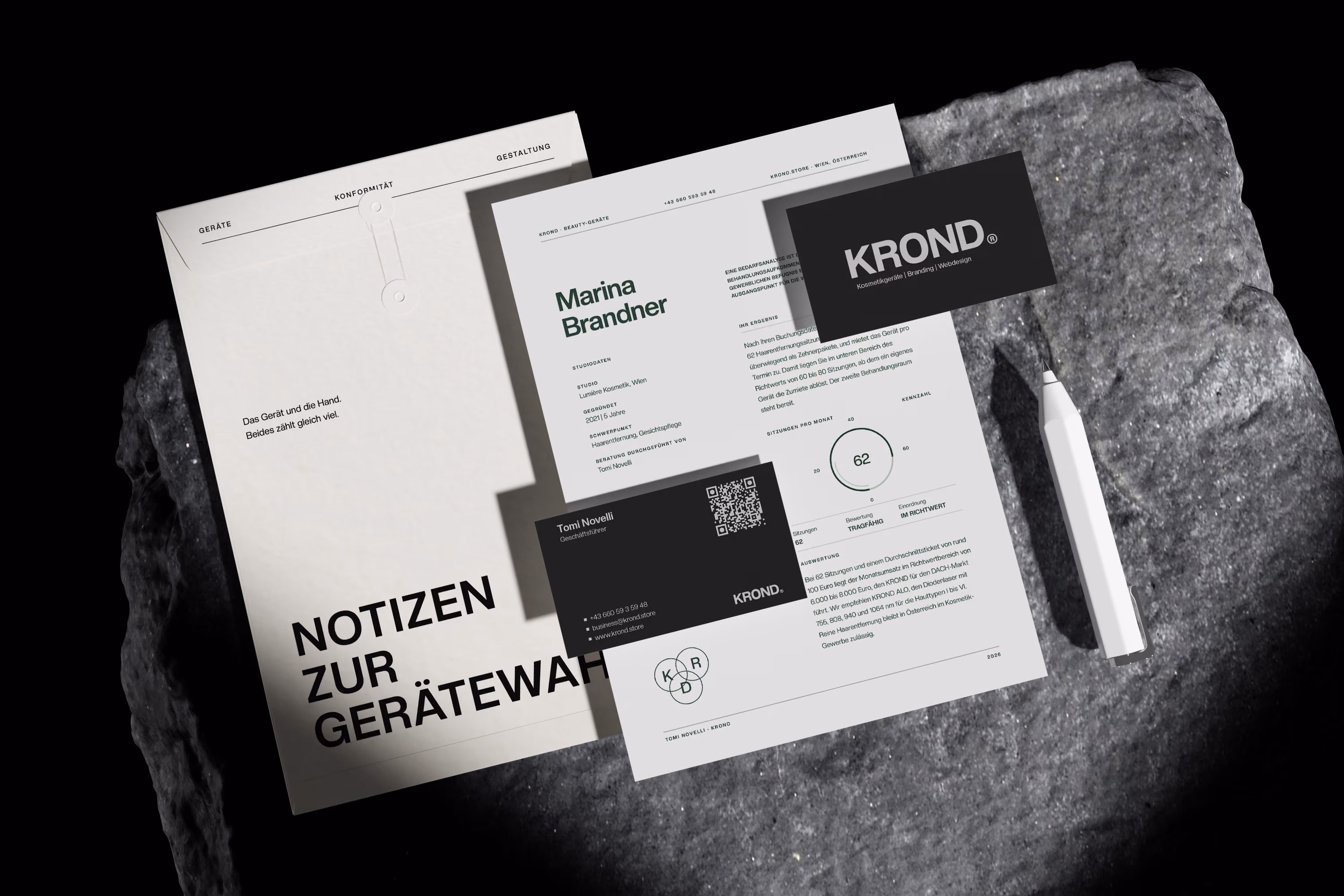 Von KROND gestaltete Drucksachen: Umschlag „Notizen zur Gerätewahl“, Bedarfsanalyse für ein Kosmetikstudio und Visitenkarte von beiden Seiten