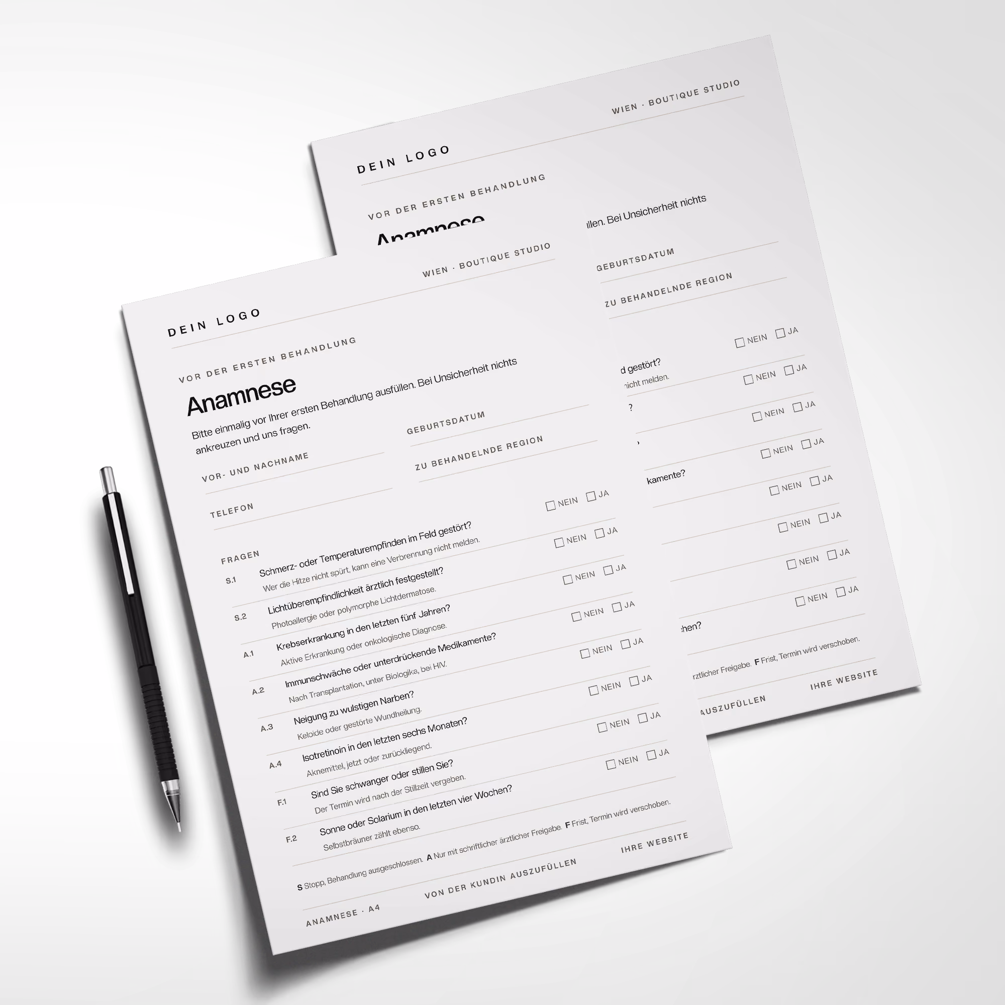 Zwei Anamnesebögen für Kosmetikstudios im Format A4 mit Ja-Nein-Fragen zu Lichtempfindlichkeit, Medikamenten und Schwangerschaft, daneben ein Stift