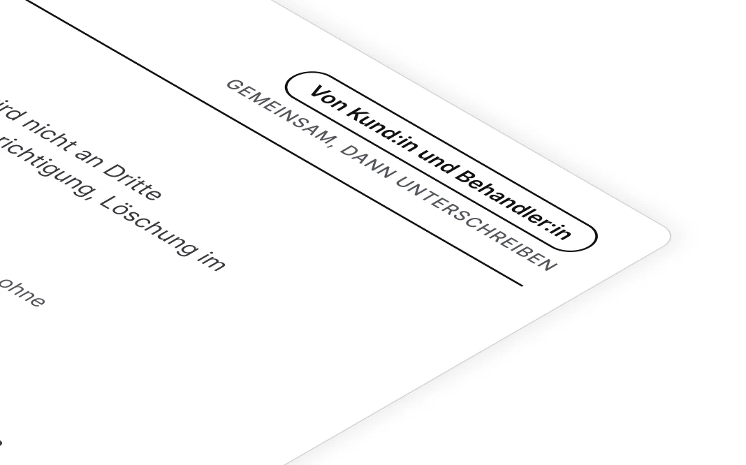 Schräg angeschnittene Einwilligungsseite des Anamnesebogens mit dem Vermerk „Von Kund:in und Behandler:in, gemeinsam, dann unterschreiben“ neben dem Datenschutztext