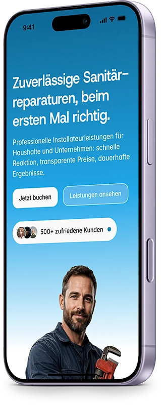 Beispiel-Website für einen Installateurbetrieb auf dem Smartphone: Startseite mit Buchungs-Button und einem Installateur mit Rohrzange