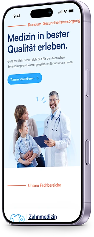 Beispiel-Website für eine Arztpraxis auf dem Smartphone: Startseite mit Arzt, Mutter und Kind und Button zur Terminvereinbarung