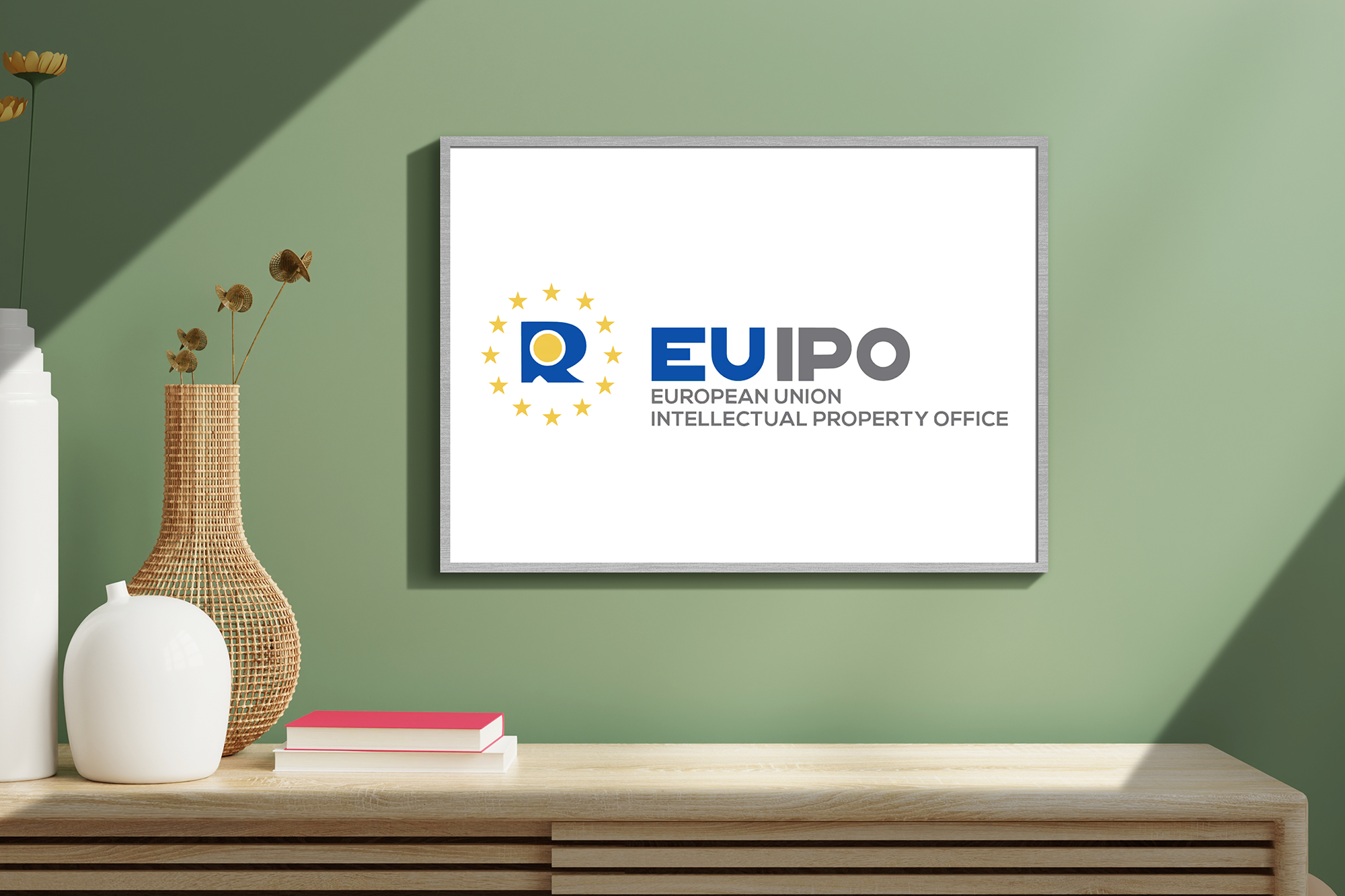 EUIPO-Logo im Bilderrahmen an einer grünen Wand, Symbolbild zur Markenanmeldung beim Amt der Europäischen Union für geistiges Eigentum