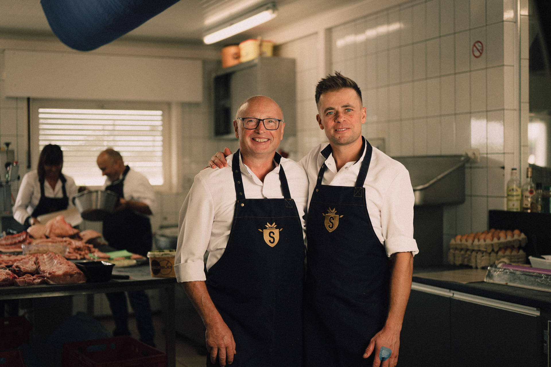Ons team staat elke dag klaar met vakmanschap, kwaliteitsproducten en persoonlijke service. Met passie voor het ambacht zorgen we voor versheid en smaak in elk product.